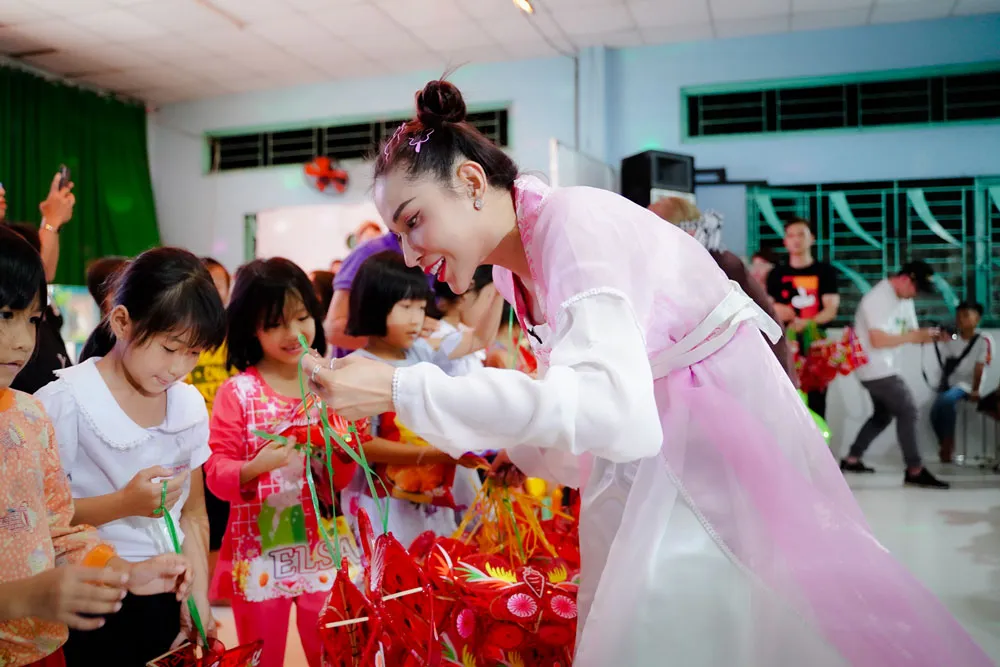 Khả Như và Duy Khánh mang đến đêm Trung thu ấm áp cho trẻ em mồ côi Long An ảnh 2