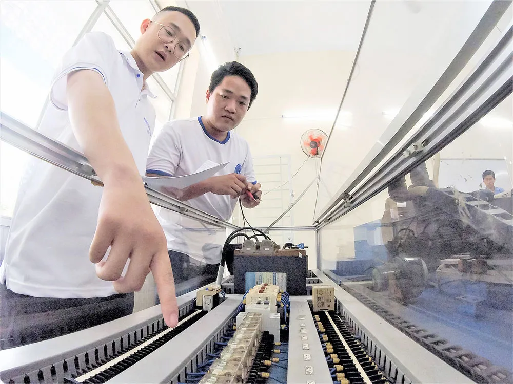 Dạy nghề ở TPHCM: Thành công với mô hình “đào tạo kép” ảnh 1