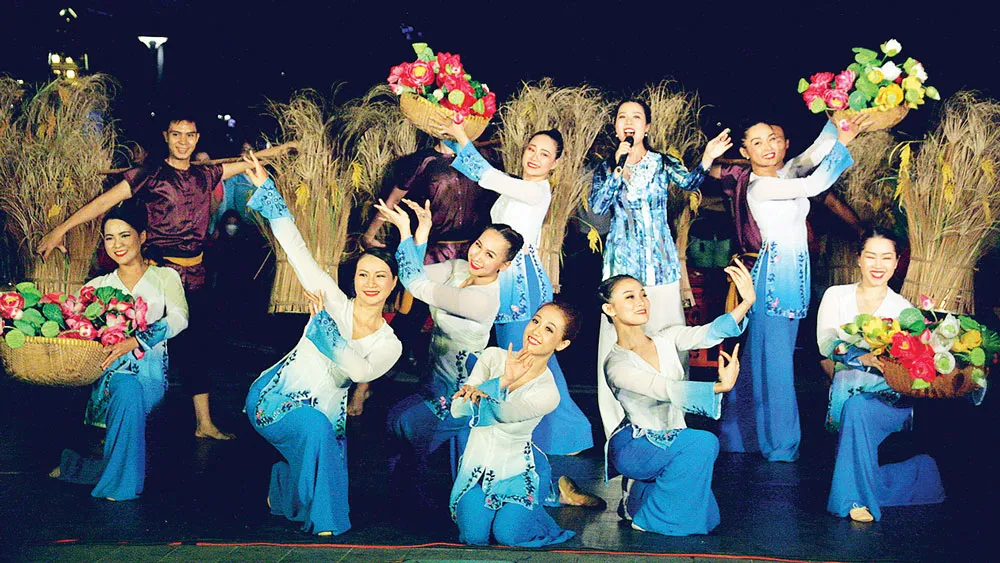 Trình diễn nghệ thuật tại phố đi bộ Nguyễn Huệ, quận 1. Ảnh: THÚY BÌNH