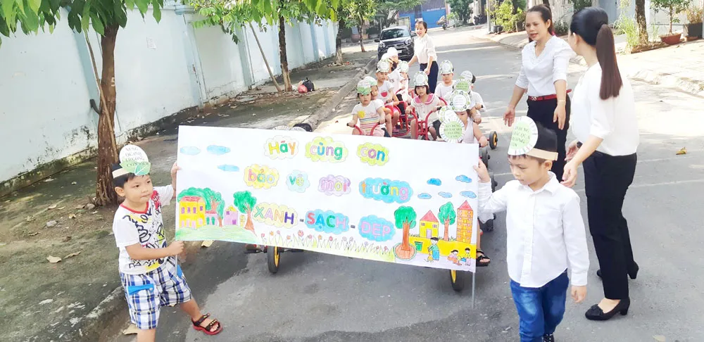 Cô và trò Trường Mầm non Tân Hưng tuyên truyền công tác bảo vệ môi trường