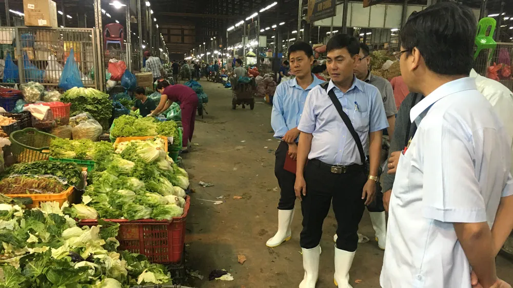 Hoạt động kinh doanh tại chợ đầu mối Bình Điền. Ảnh: THANH HẢI