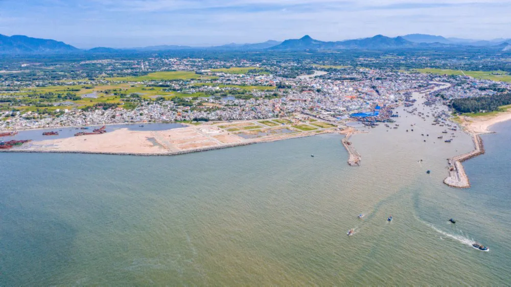 Đường ven biển, cao tốc, sân bay đang “chắp cánh” cho La Gi lên thành phố mới ảnh 1