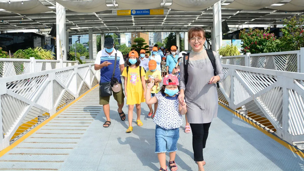 Du khách tham quan TPHCM. Ảnh: THI HỒNG