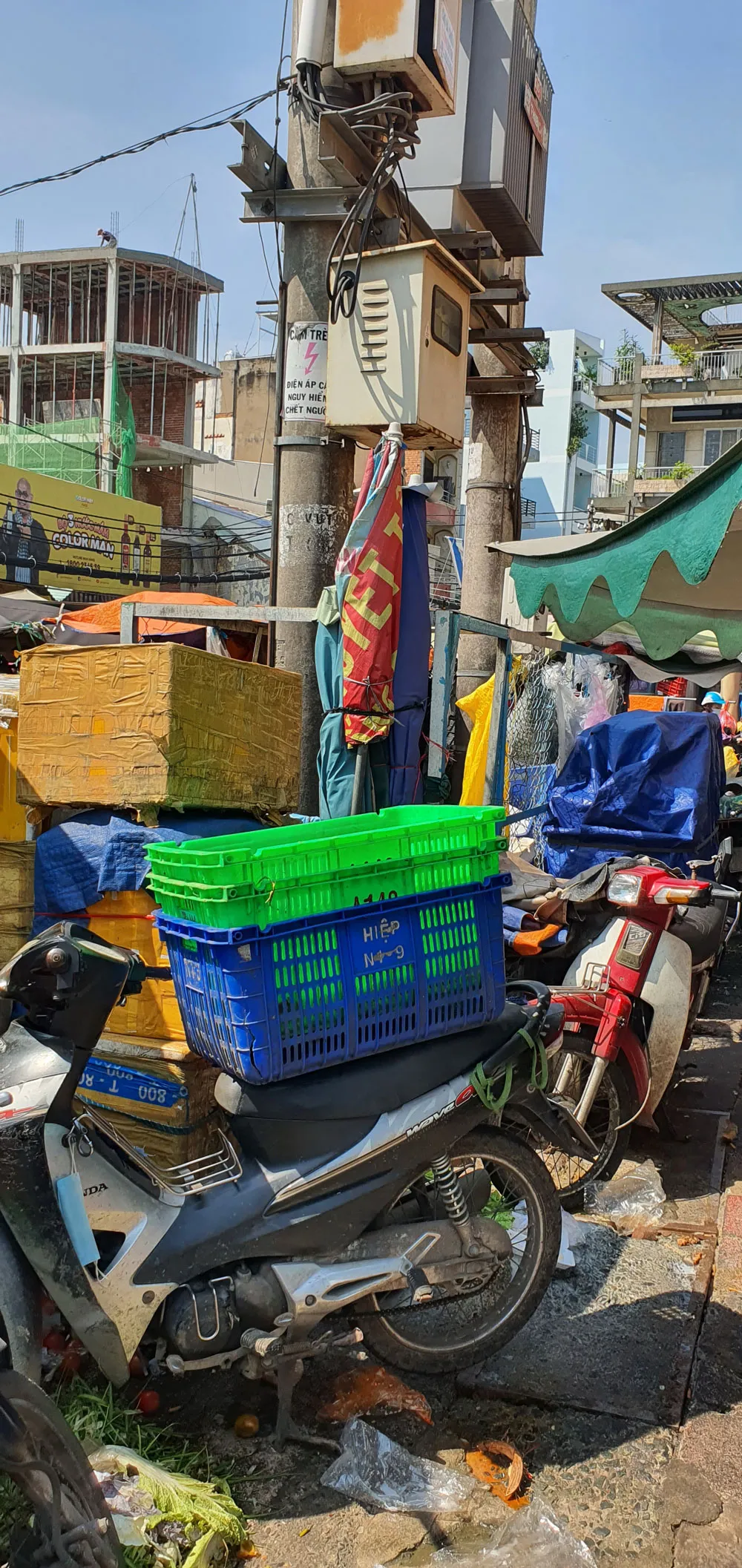 Trạm điện bị bao chiếm ảnh 1