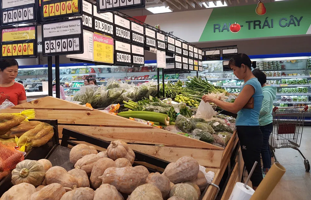 Hàng hóa giảm giá mạnh tại các kênh phân phối dịp cuối năm