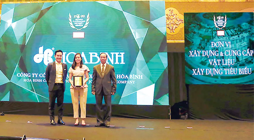 Bà Trần Kim Ngân - đại diện Tập đoàn Xây dựng Hòa Bình nhận giải thưởng