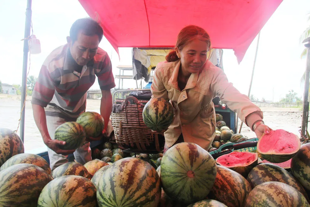 Tròng trành chợ nổi - Bài 2: Mai một nét văn hóa miền sông nước ảnh 1