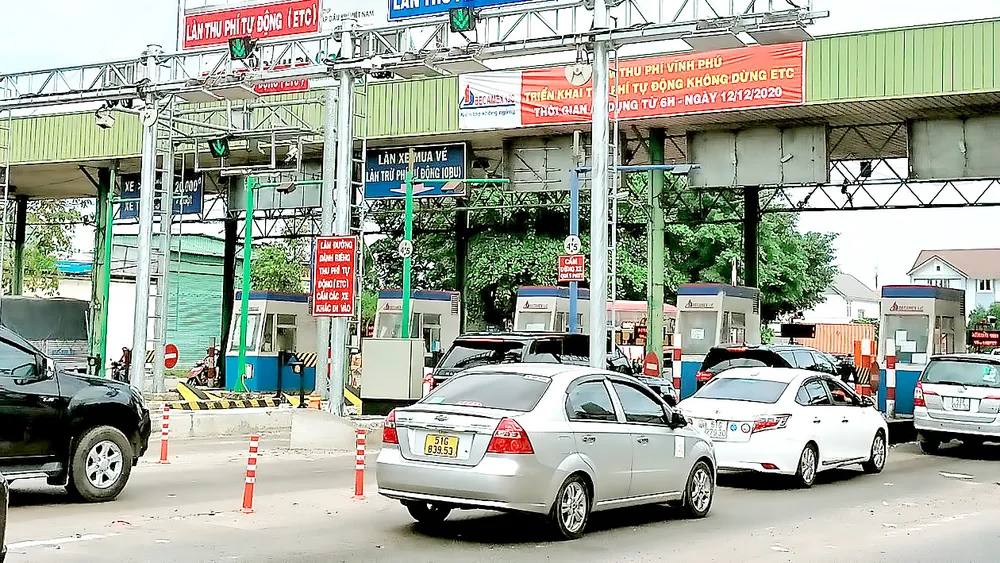 Các phương tiện lưu thông qua trạm thu phí Vĩnh Phú 2 - Bình Dương chủ yếu qua làn hỗn hợp