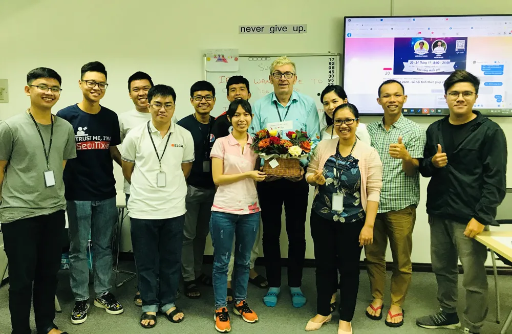 Ông Ray Kuschert hạnh phúc khi được các học viên tặng quà chúc mừng ngày 20-11. Ảnh: K.G