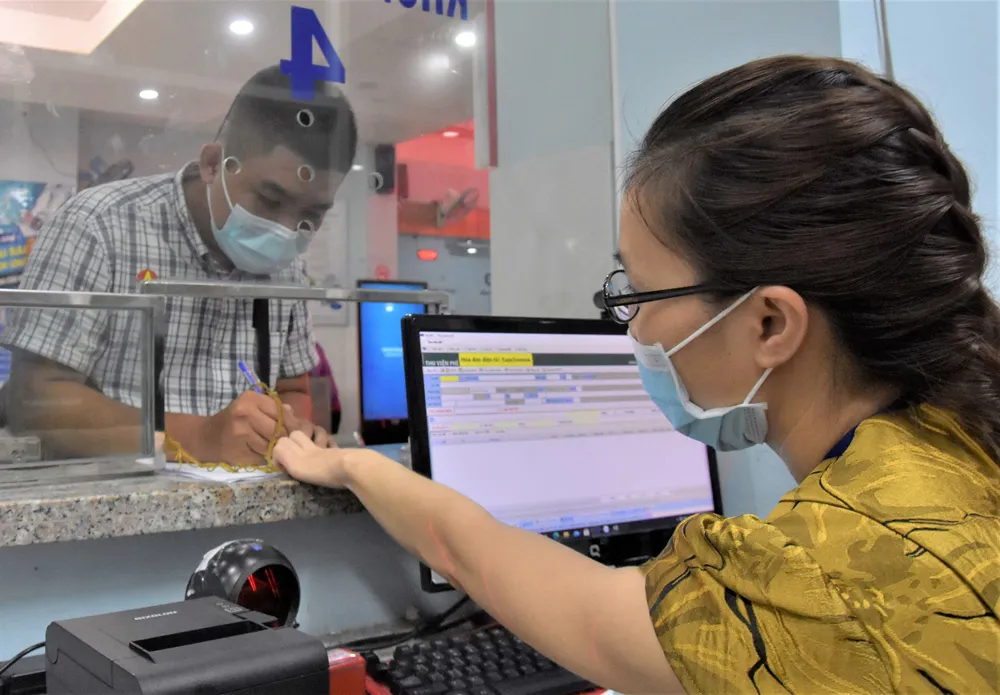 Người dân đăng ký khám chữa bệnh với app tích hợp tại BV Quận 7