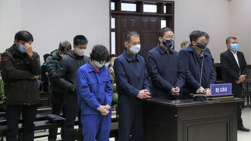 Các bị cáo tại tòa. Ảnh: UYÊN TRANG
