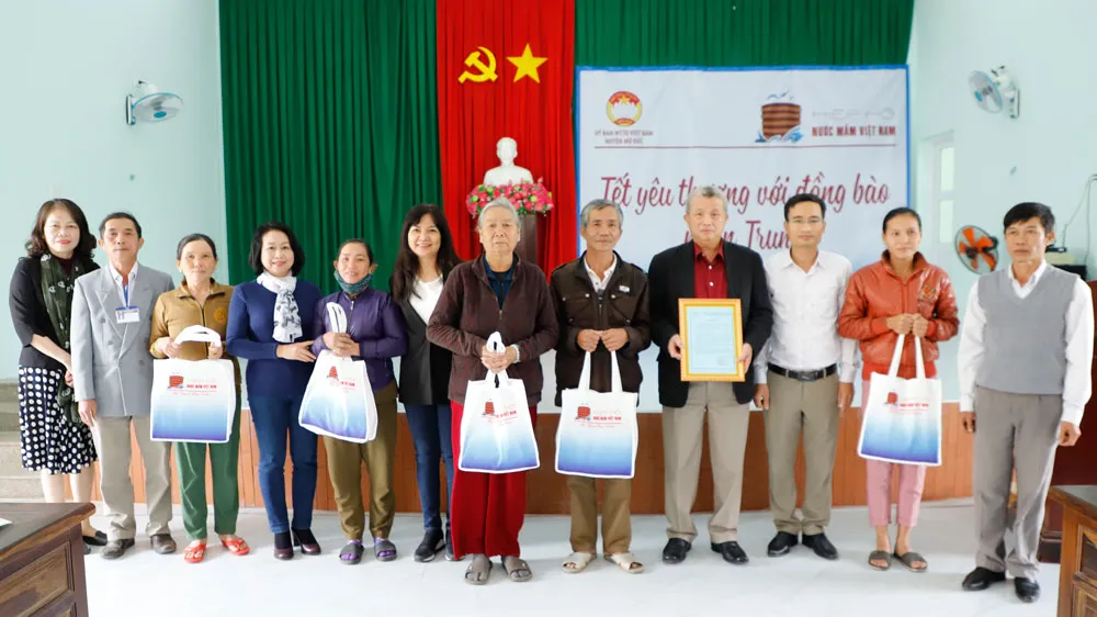 Đoàn Hiệp hội Nước mắm Việt Nam thăm và tặng quà Tết bà con tại Quảng Ngãi  ảnh 3