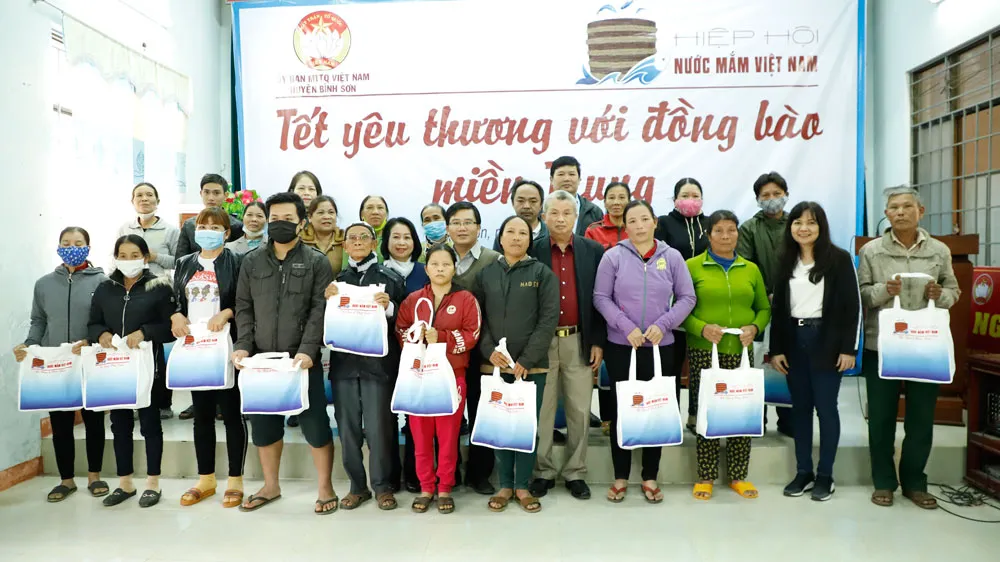 Đoàn Hiệp hội Nước mắm Việt Nam thăm và tặng quà Tết bà con tại Quảng Ngãi  ảnh 2