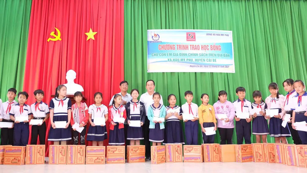 Tặng học bổng cho học sinh ở TPHCM, Tiền Giang ảnh 3