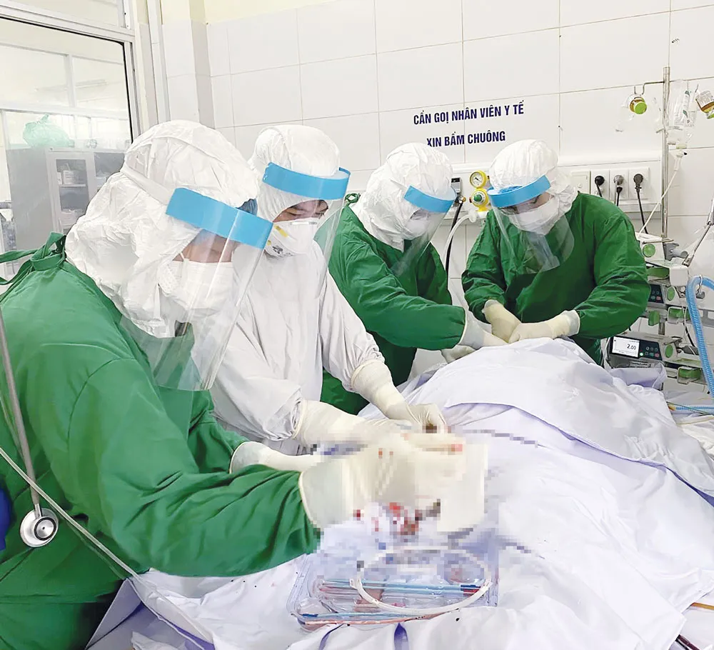 Blouse trắng tiến vào tâm dịch ảnh 2