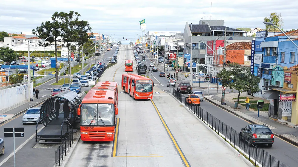 Đường phố ở Curitiba được phân luồng hợp lý, có làn dành riêng cho người đi bộ