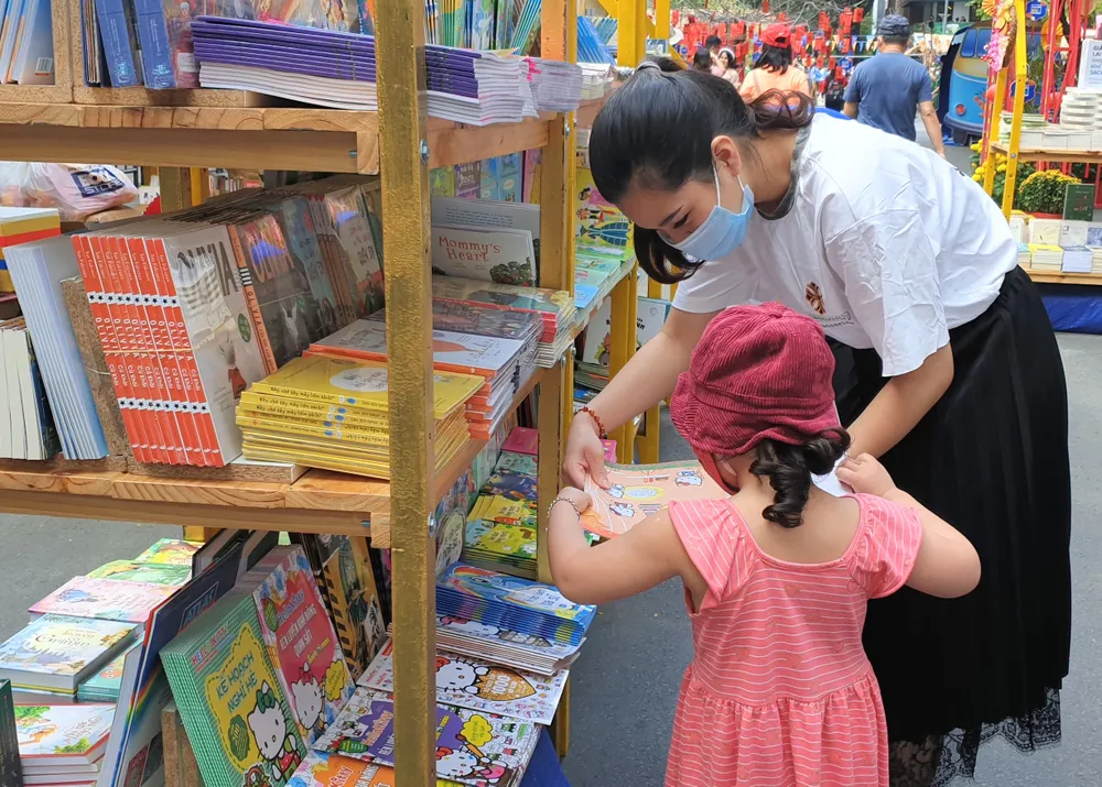 Đường hoa, đường sách đón khách tham quan ảnh 7