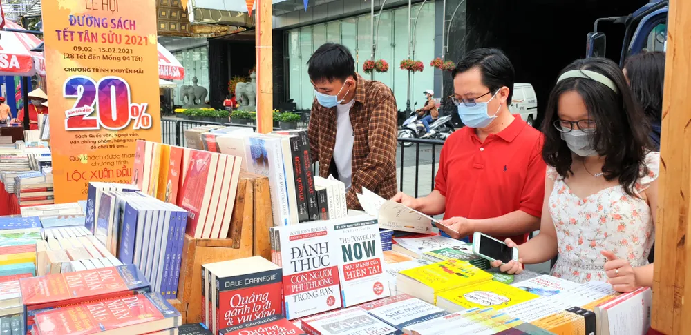 Đường hoa, đường sách đón khách tham quan ảnh 8