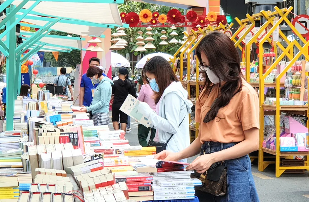 Đường hoa, đường sách đón khách tham quan ảnh 2