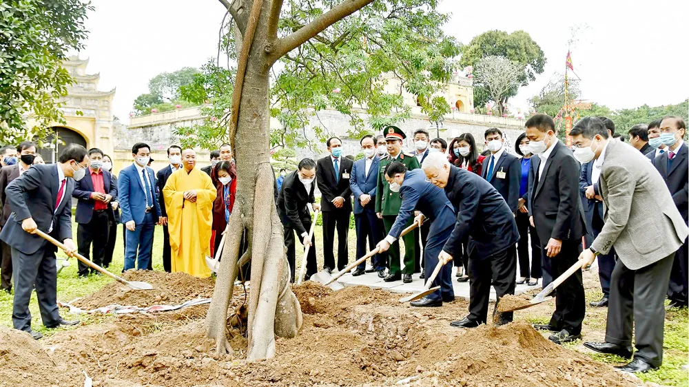 Tổng Bí thư, Chủ tịch nước Nguyễn Phú Trọng trồng cây lưu niệm tại Khu di tích Hoàng Thành Thăng Long. Ảnh: VIẾT CHUNG