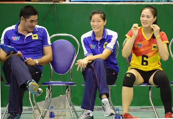 HLV Nguyễn Thị Ngọc Hoa (giữa) sẽ dẫn dắt đội U23 VTV Bình Điền Long An dự giải U23 quốc gia năm 2020