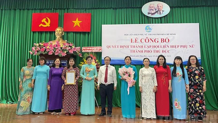 Chủ tịch Hội LHPN TPHCM Nguyễn Trần Phượng Trân và Phó Bí thư Thường trực Thành ủy TP Thủ Đức Nguyễn Phước Hưng trao quyết định thành lập Hội LHPN TP Thủ Đức. Ảnh: thanhuytphcm
