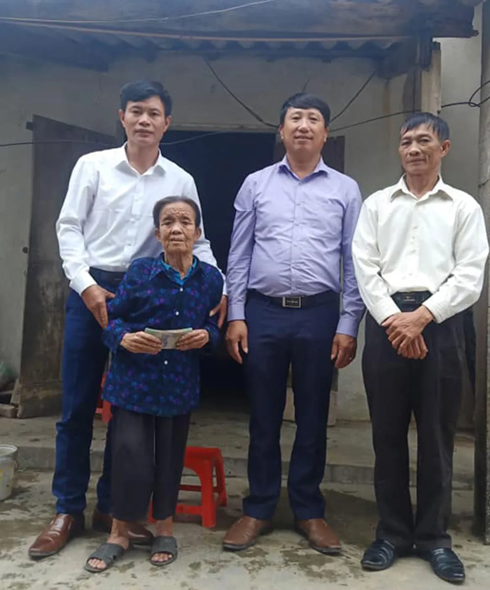 Trao 40,2 triệu đồng giúp cụ Lê Thị Quyện ảnh 1