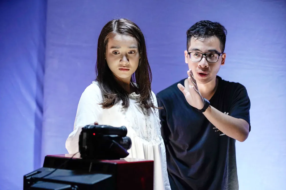 Nguyễn Hữu Hoàng hướng dẫn diễn xuất cho Nhã Phương trong Song song