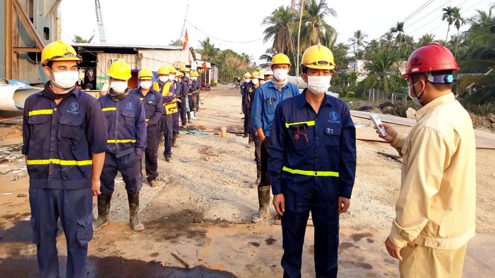 Sôi động công trình ngăn mặn ngàn tỷ ảnh 3