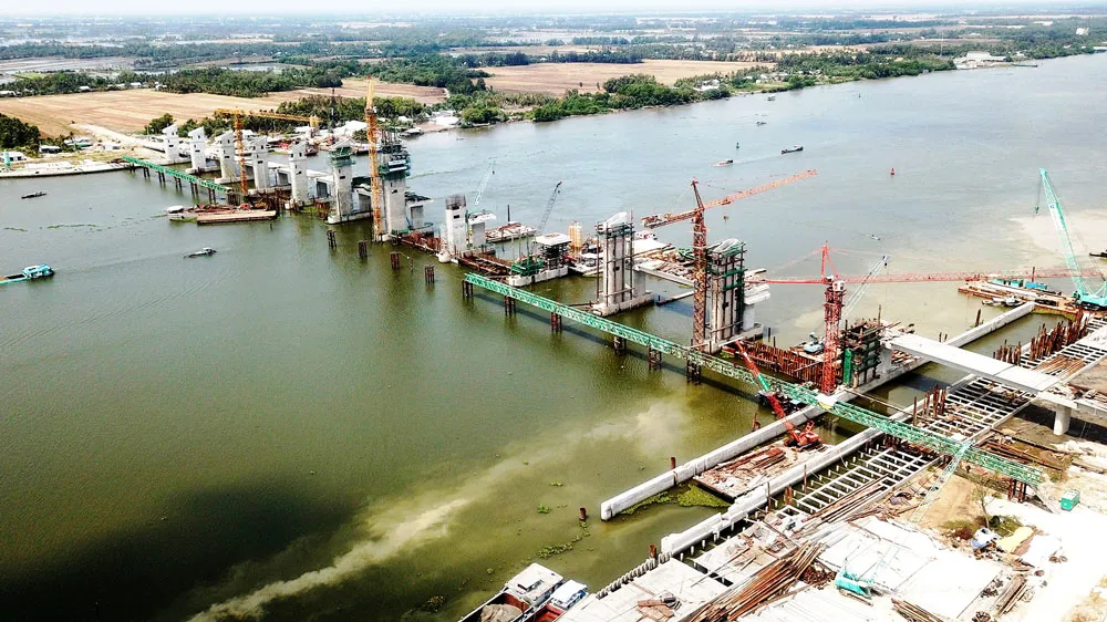 Sôi động công trình ngăn mặn ngàn tỷ ảnh 1