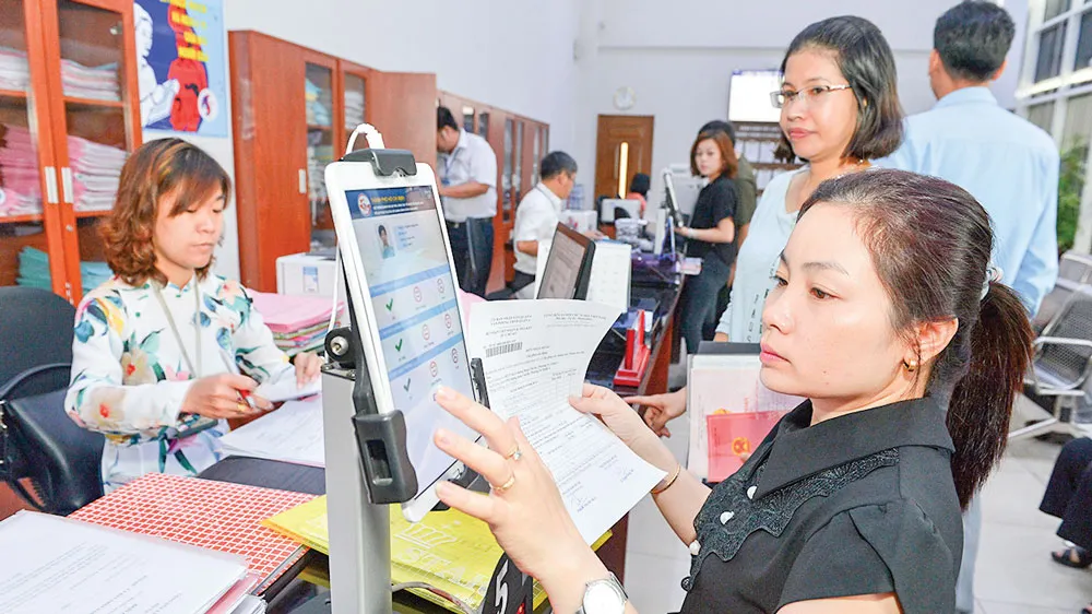 Người dân đánh giá sự hài lòng về cải cách hành chính tại UBND quận 4, TPHCM. Ảnh: VIỆT DŨNG