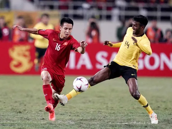Tiền vệ Đỗ Hùng Dũng (trái) giữ vị trí quan trọng trong lối chơi của Đội tuyển Việt Nam. Ảnh: DŨNG PHƯƠNG