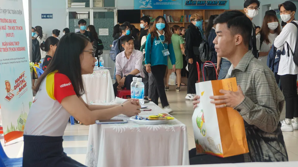 HDBank ký kết hợp tác với Đại học Ngoại ngữ - Tin học TPHCM ảnh 1