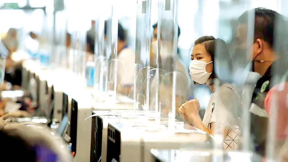 Người dân chờ tiêm vaccine Covid-19 tại Bangkok, Thái Lan