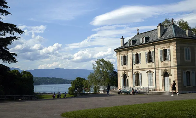 Tổng thống Mỹ, Pháp thảo luận một loạt vấn đề quan trọng bên lề G7 ảnh 1