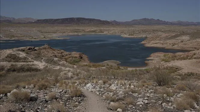 Một hồ nước gần Las Vegas, bang Nevada, Mỹ gần khô cạn do nắng nóng kéo dài, ngày 10-6-2021. Ảnh: AFP/TTXVN