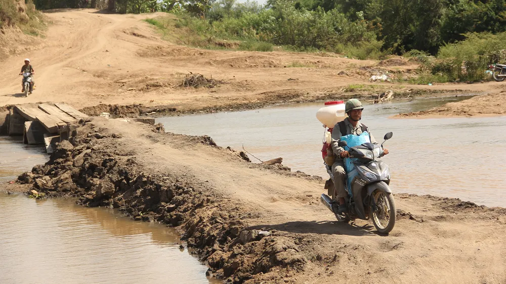 Làm đường tạm để người dân đi lại 