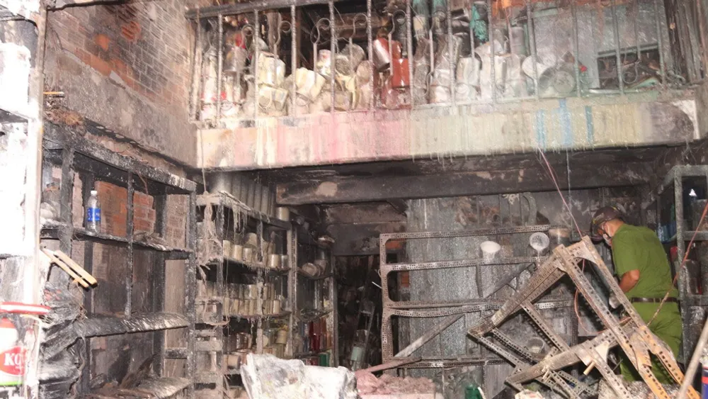 Hiện trường vụ cháy ngày 26-4 tại cửa hàng sơn số 693 Lý Thường Kiệt, phường 11, quận Tân Bình