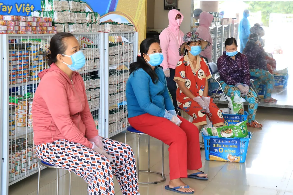 Người TPHCM đi "Siêu thị 0 đồng': Mua nhanh, xách về không nổi ảnh 7
