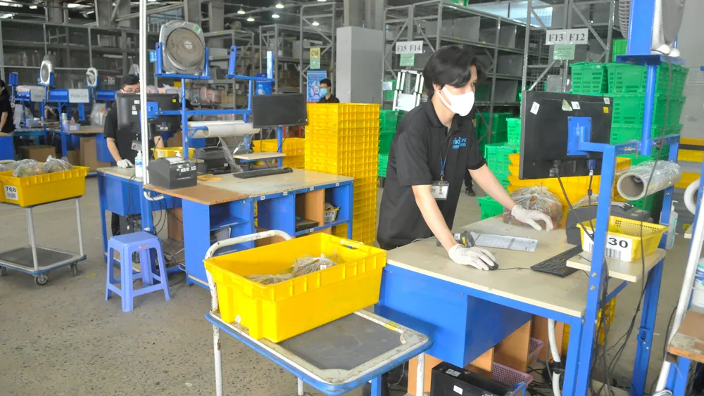 Hoạt động giao hàng tại Công ty TNHH TikiNow Smart Logistics. Ảnh: CAO THĂNG