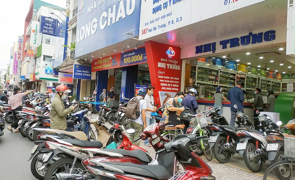 Người dân mua xếp hàng mua thuốc