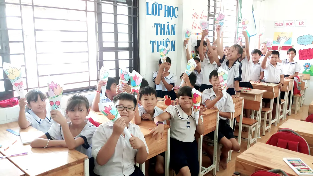 Dự án giáo dục Hoa Thủy Tiên mang đến những giờ học Anh văn và kỹ năng sống cho các em nhỏ  tại Trung tâm Phát triển giáo dục Bình An. Ảnh chụp trước khi dịch bùng phát trong cộng đồng