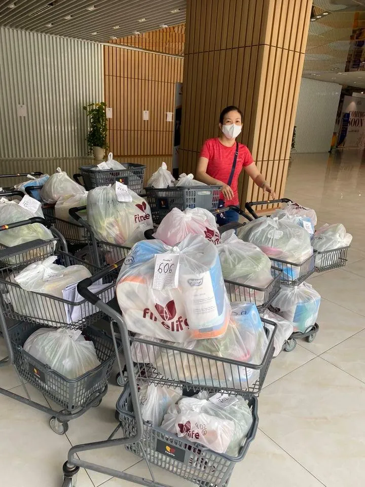 Cư dân chung cư giúp nhau vượt dịch ảnh 3