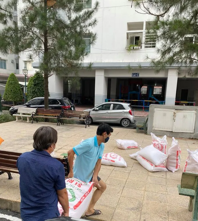 Cư dân chung cư giúp nhau vượt dịch ảnh 7