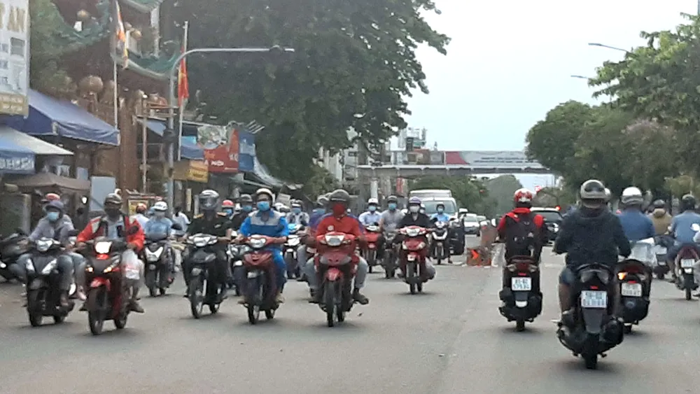 Xe gắn máy lưu thông lâu ngày cần được kiểm định khí thải  (Ảnh chụp tại TPHCM trước đợt giãn cách xã hội lần thứ 4)