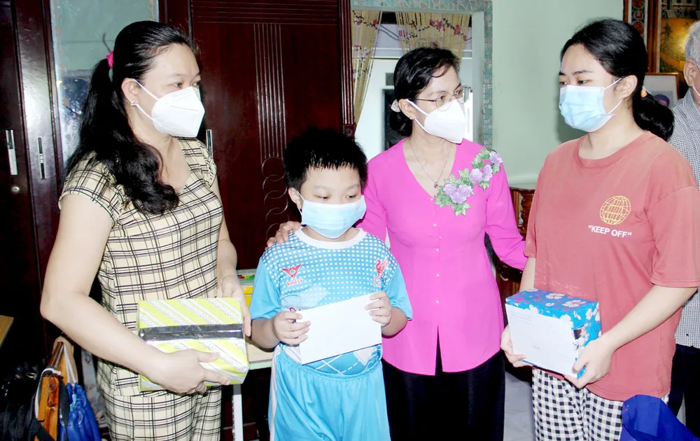 Chăm lo những mảnh đời côi cút vì dịch bệnh ảnh 1