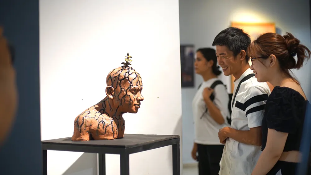 Các tác phẩm điêu khắc ngày càng thay đổi nhiều trong tạo hình, chất liệu (ảnh chụp ở thời điểm dịch bệnh chưa bùng phát trong cộng đồng). Ảnh: ĐINH DUY TÔN