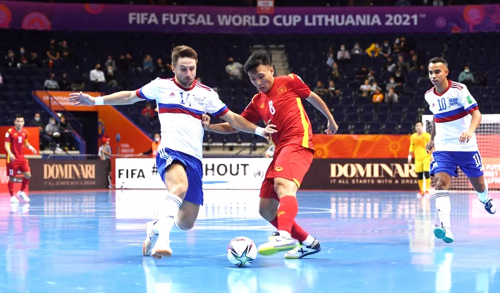 Quả bóng vàng futsal Việt Nam 2020 Nguyễn Minh Trí (giữa) trong trận đấu gặp tuyển Nga. Ảnh: THANH QUỐC