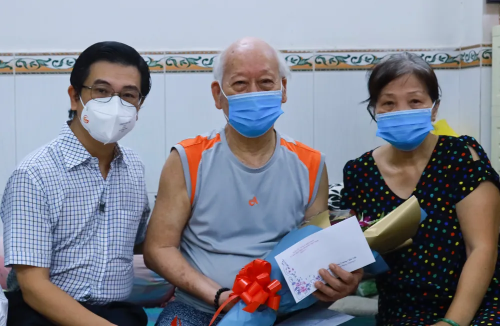 Phó Chủ tịch HĐND TPHCM Nguyễn Văn Dũng thăm, tặng quà cụ Trương Chấn Việt. Ảnh: ĐÌNH LÝ