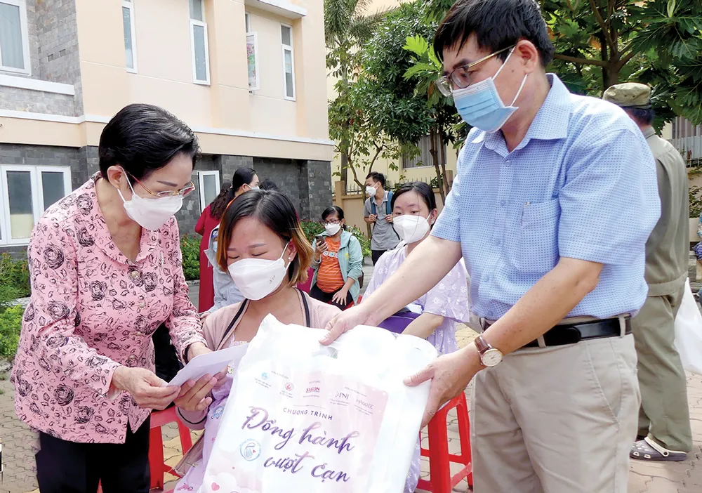 Tặng 32 phần quà cho thai phụ khó khăn ảnh 1
